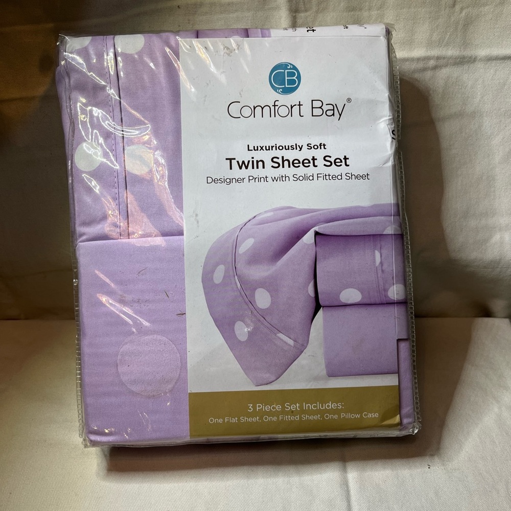 Twin size purple Polk a dot sheets